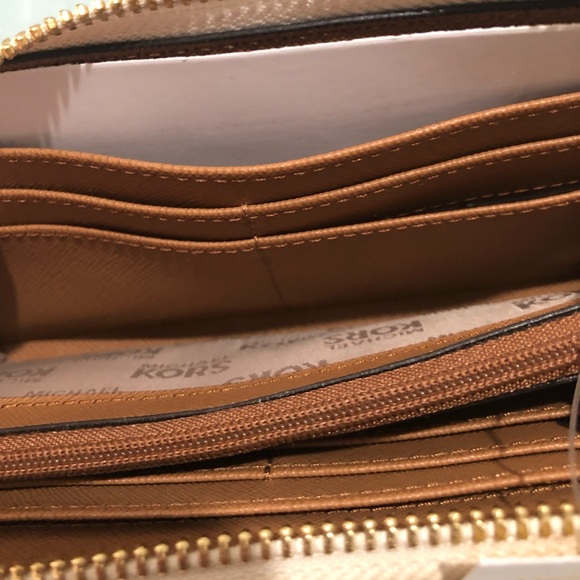 Michael Kors- Jet Set Travel MK Monogram Wallet in Vanilla - PRICE FIRM - Picture 9 of 13